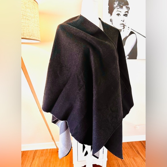 Burberry Fine Marino Wool Cape 140x140 Reversible - Picture 5 of 9